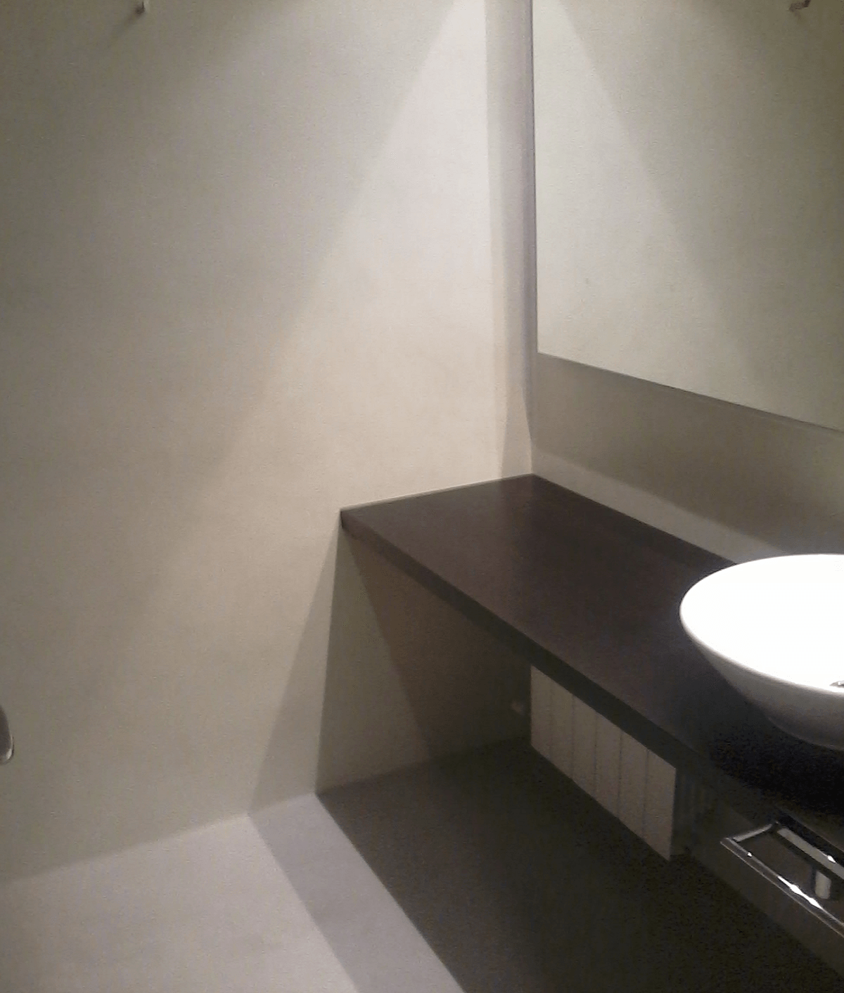 sueloas y paredes en baño de microcemento