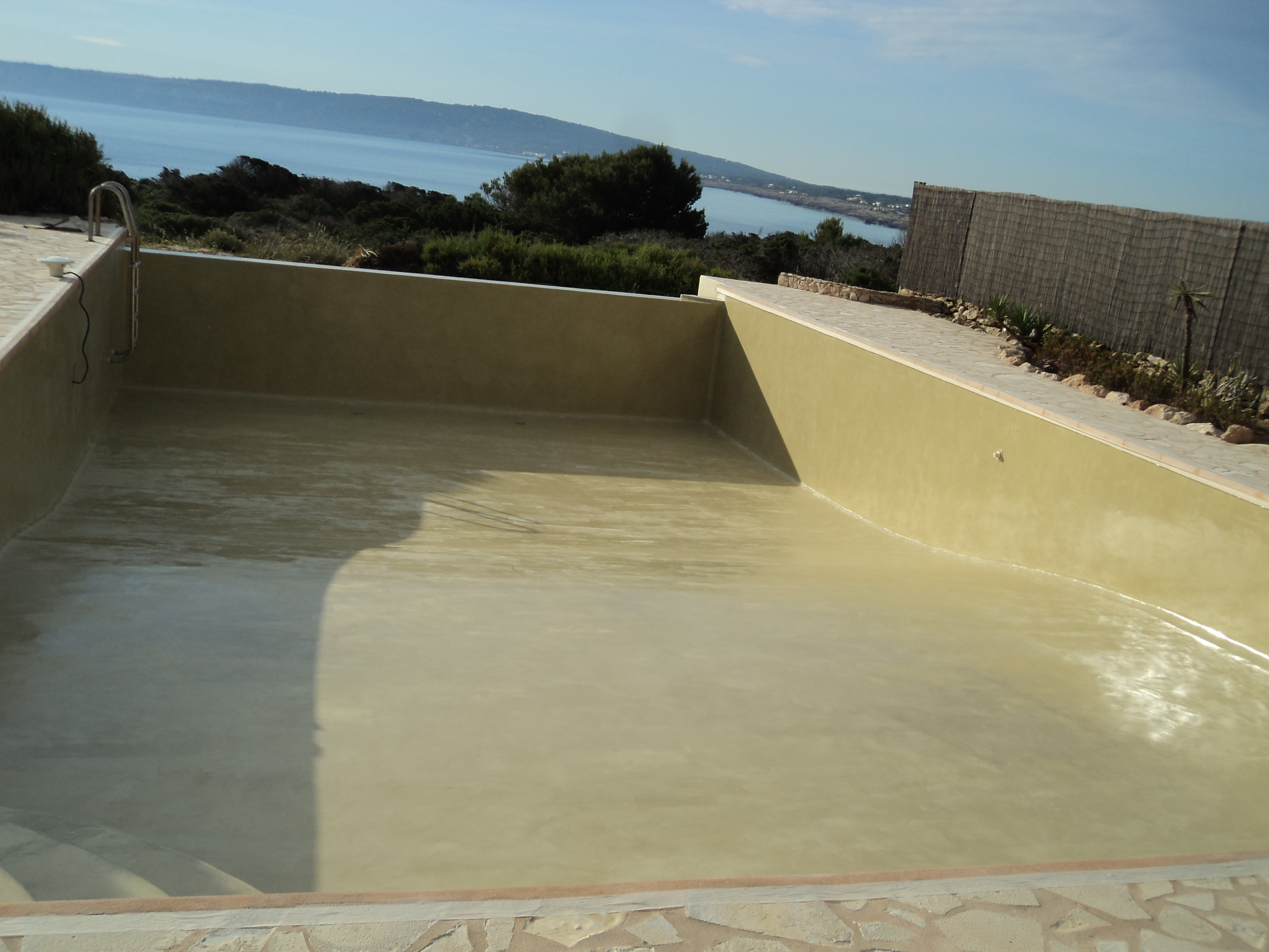 piscina de microcemento con acabado antideslizante resistente a la humedad